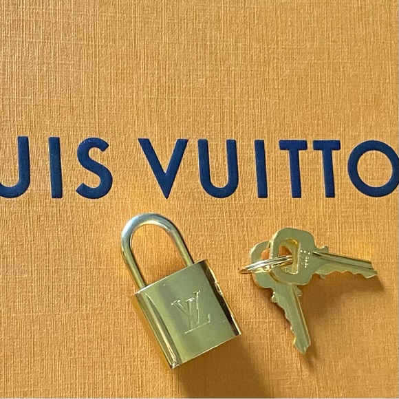 Louis Vuitton Lock & Keys #448 - Picture 5 of 9